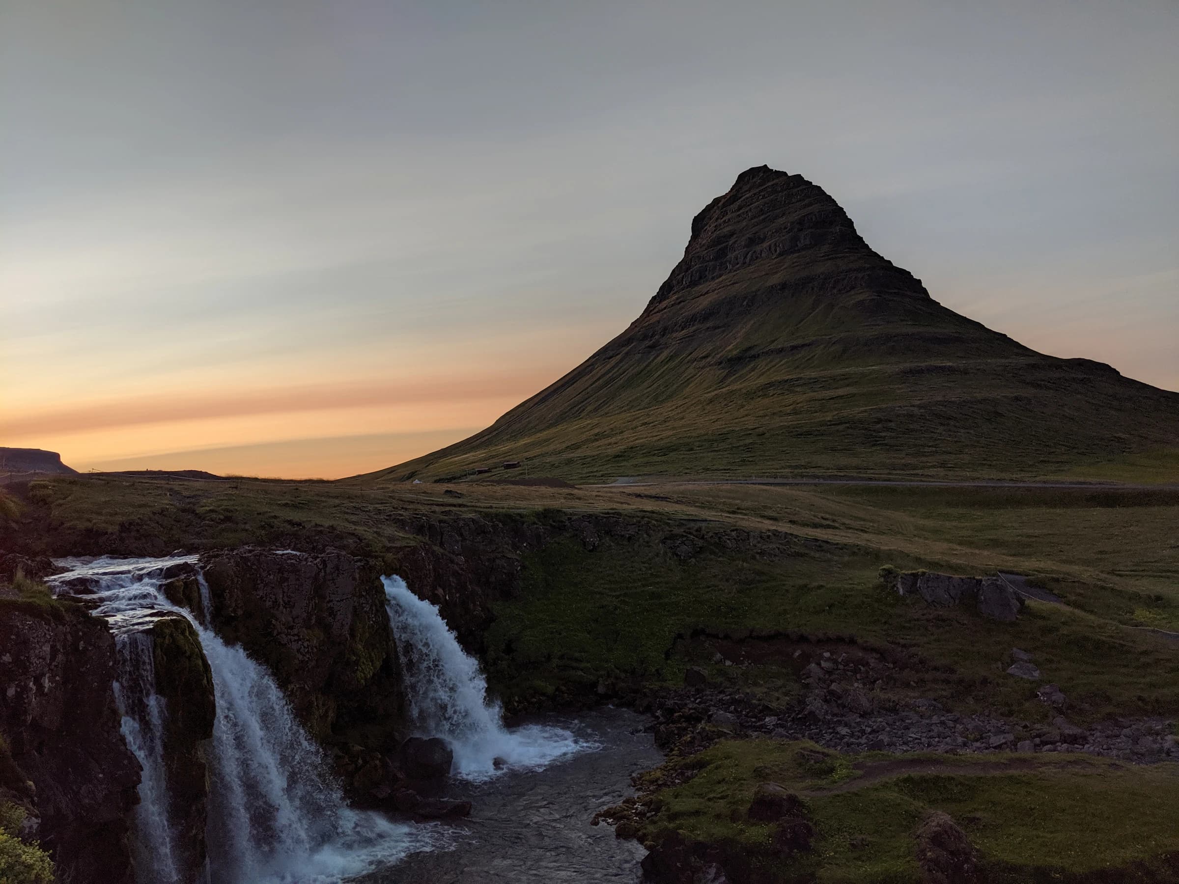 Kirkjufell og fossinn í kvöldbirtu á Snæfellsnesi.